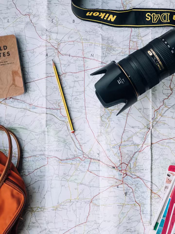 Passaporte e mapa — viagem tranquila