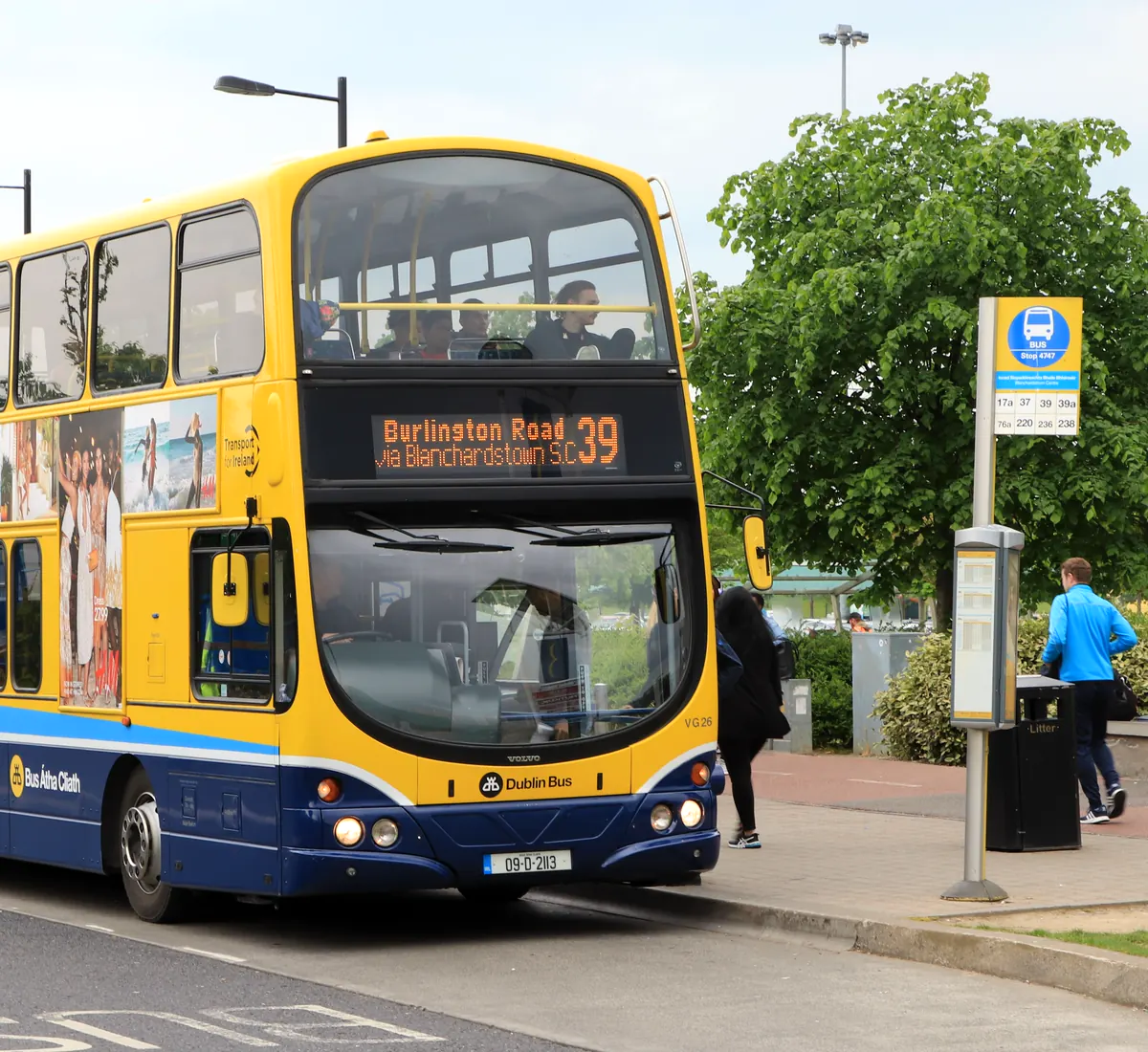 Ônibus de dois andares da Dublin Bus parado num ponto
