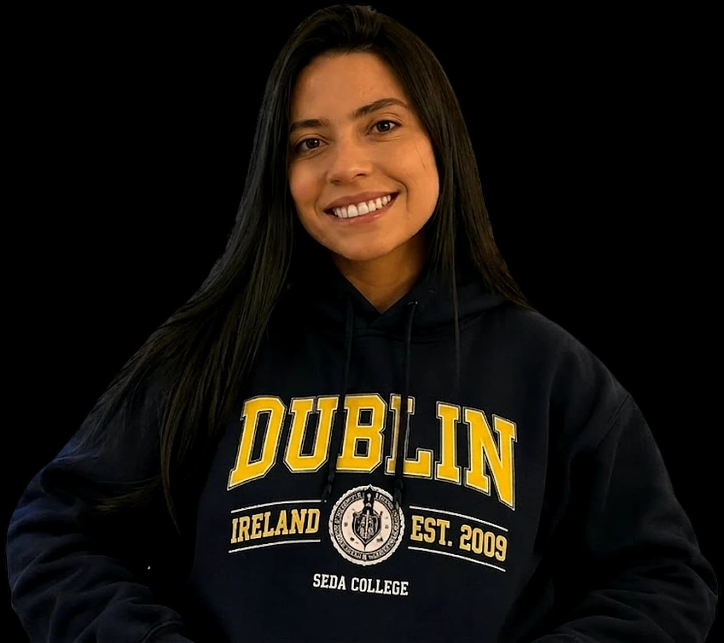 Aluna da SEDA College sorrindo com o moletom Dublin Ireland