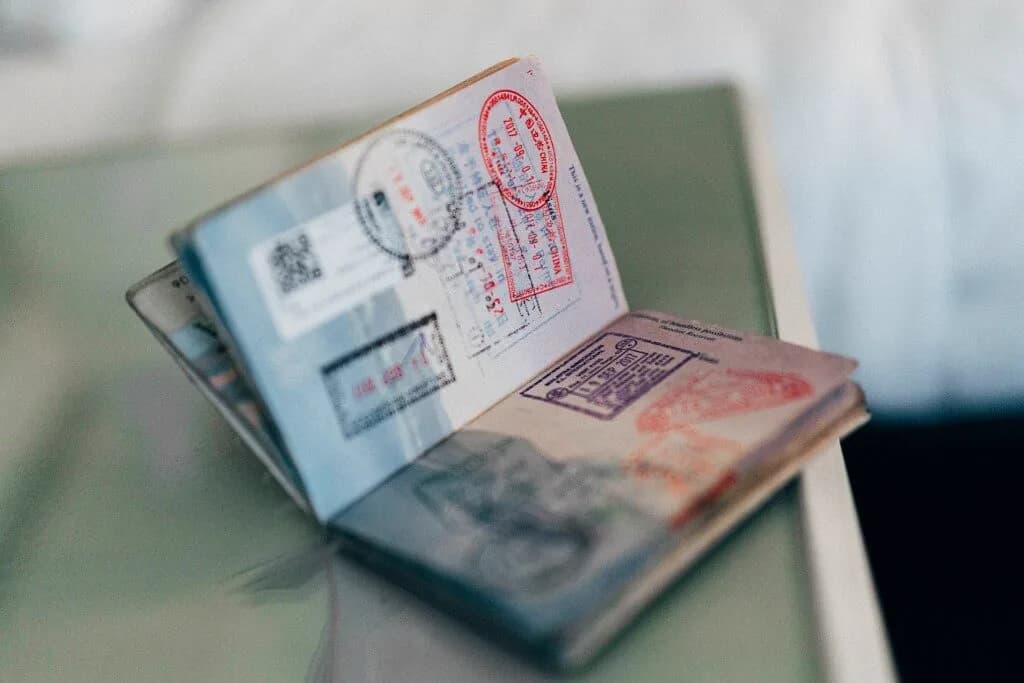 Passaporte aberto com carimbos de imigração