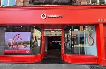 Fachada vermelha de uma loja da Vodafone